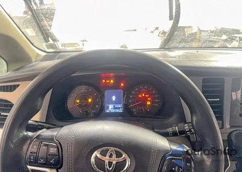 2015 Toyota Sienna Le z USA, uszkodzony, nr VIN 5TDKK3DCXFS535898